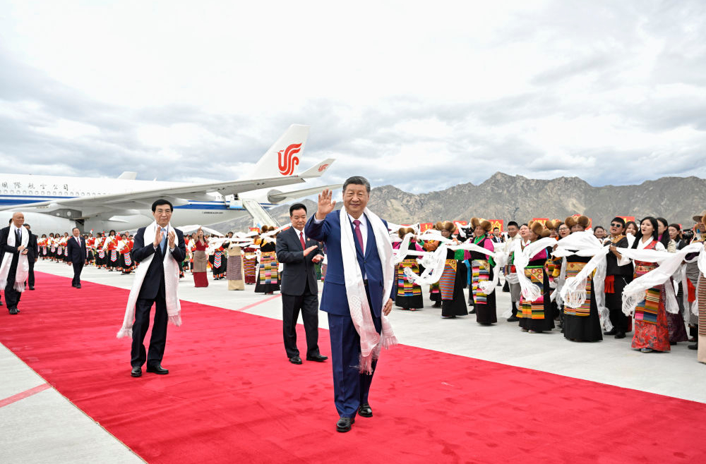 習(xí)近平率中央代表團(tuán)抵達(dá)拉薩出席西藏自治區(qū)成立60周年慶?；顒?dòng)