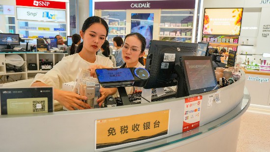 2025年11月1日，海口，cdf海口國際免稅城內人頭攢動，眾多旅客在選購免稅商品。